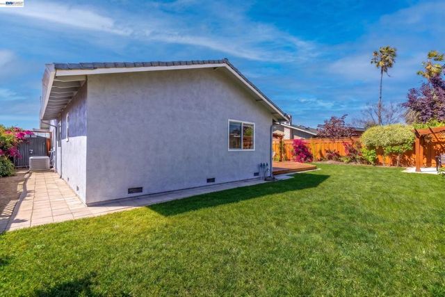 38475 Jacaranda Dr, Newark, CA 94560