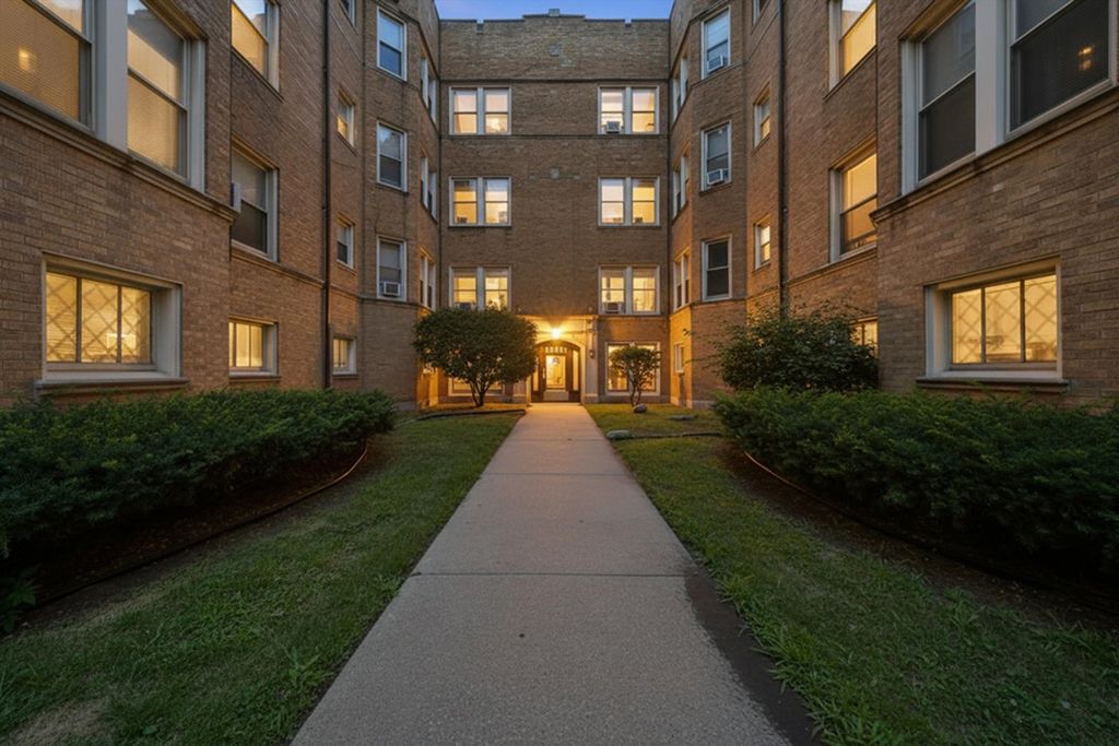 2212 E 70th Street 1B, Chicago, IL 60649