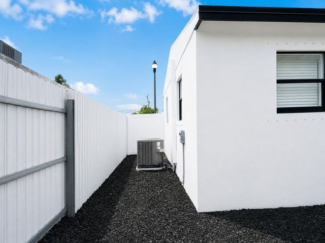 2013 Longwood Road, West Palm Beach, FL 33409