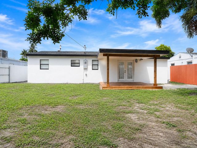 2013 Longwood Road, West Palm Beach, FL 33409