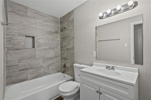 1004 S 2nd Street, La Porte, TX 77571