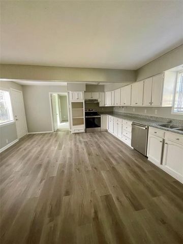 1004 S 2nd Street, La Porte, TX 77571