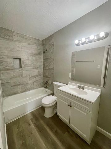 1004 S 2nd Street, La Porte, TX 77571