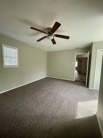 1004 S 2nd Street, La Porte, TX 77571