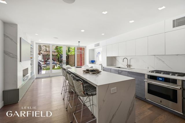 431 E 84TH Street, New York City, NY 10028