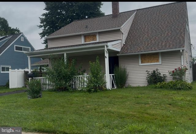 16 GREENBRIER RD, Levittown, PA 19057