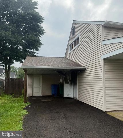 16 GREENBRIER RD, Levittown, PA 19057