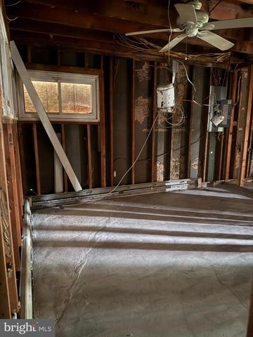 16 GREENBRIER RD, Levittown, PA 19057