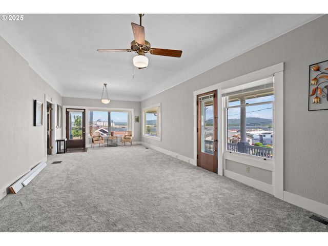 406 W C St, Rainier, OR 97048