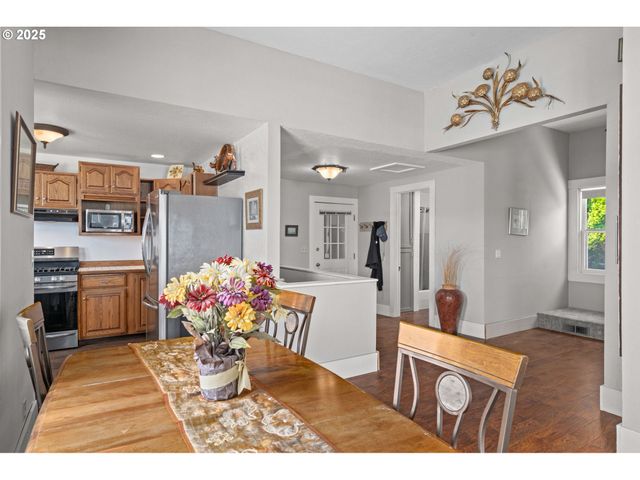 406 W C St, Rainier, OR 97048