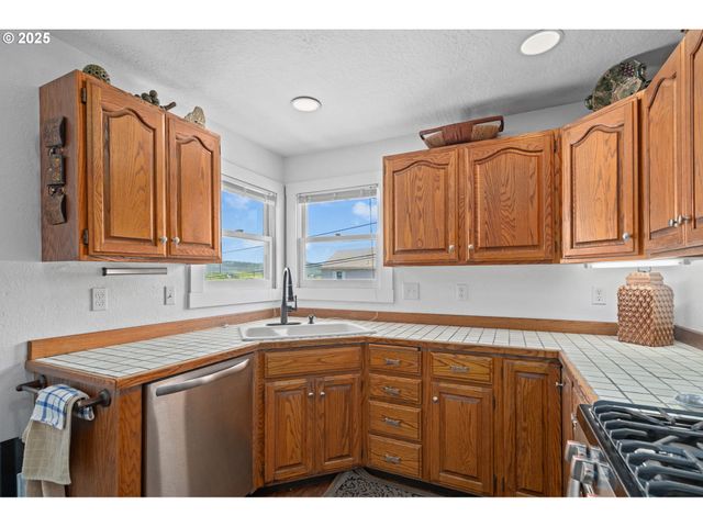 406 W C St, Rainier, OR 97048