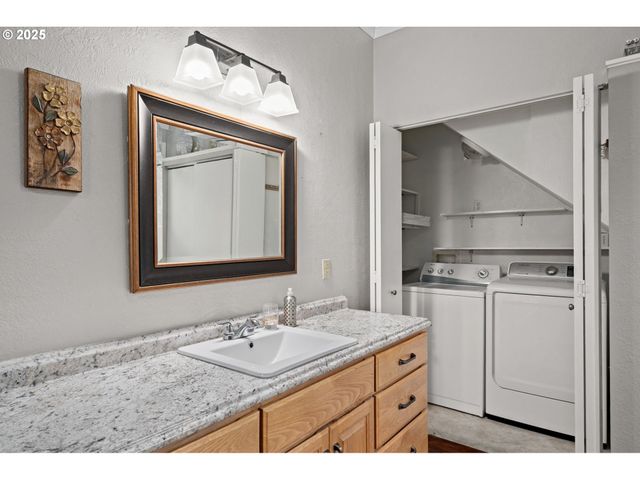 406 W C St, Rainier, OR 97048