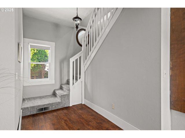 406 W C St, Rainier, OR 97048