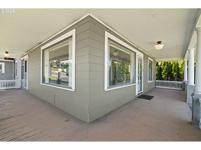 406 W C St, Rainier, OR 97048