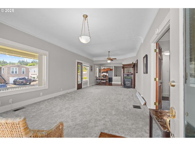 406 W C St, Rainier, OR 97048