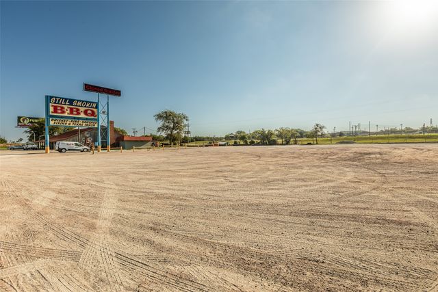 212 S Hickory Street, Abbott, TX 76621
