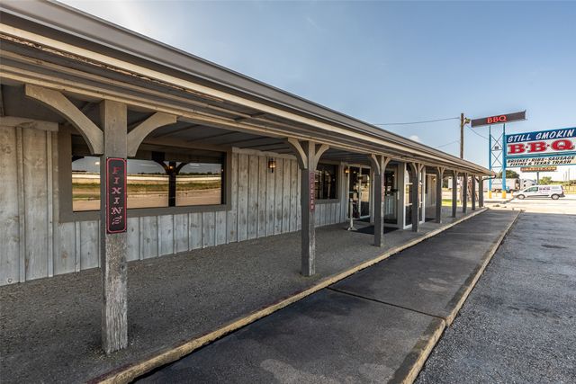 212 S Hickory Street, Abbott, TX 76621