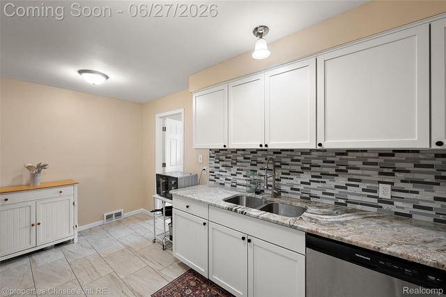 15654 Juliana Avenue, Eastpointe, MI 48021