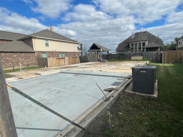 9415 Emerald Lakes Drive, Rosharon, TX 77583