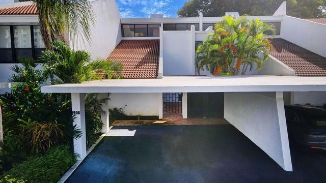 1906 Presidential Way 1-c, West Palm Beach, FL 33401
