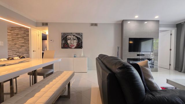 9301 Sunrise Lakes Boulevard 306, Sunrise, FL 33322