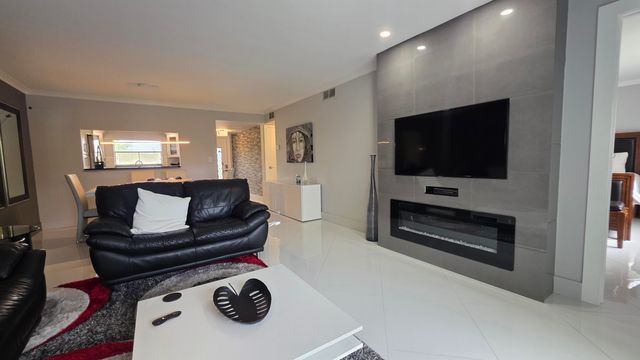 9301 Sunrise Lakes Boulevard 306, Sunrise, FL 33322
