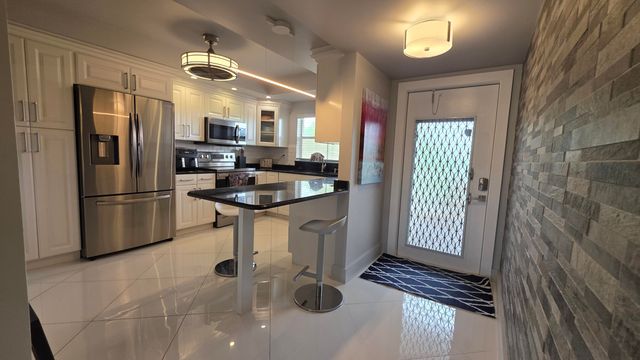9301 Sunrise Lakes Boulevard 306, Sunrise, FL 33322