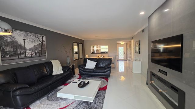 9301 Sunrise Lakes Boulevard 306, Sunrise, FL 33322