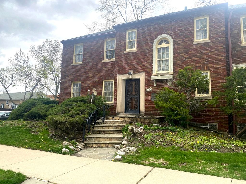 Image 1 of property listing at 3320 W Ardmore Avenue, Chicago, IL 60659