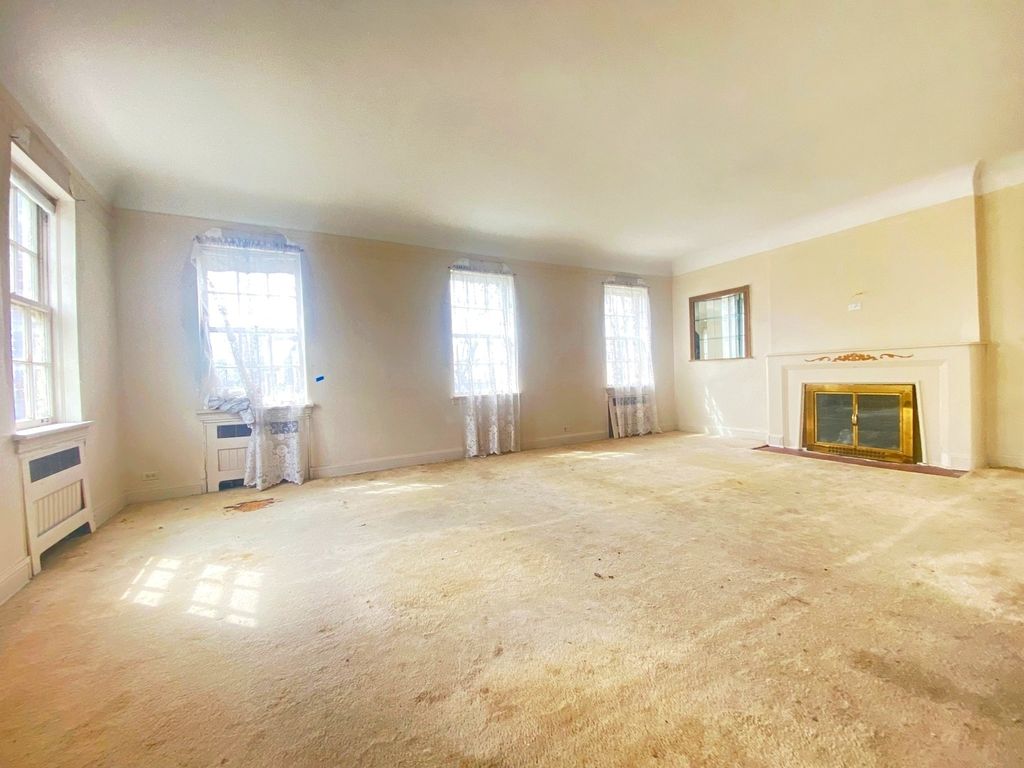 Image 2 of property listing at 3320 W Ardmore Avenue, Chicago, IL 60659
