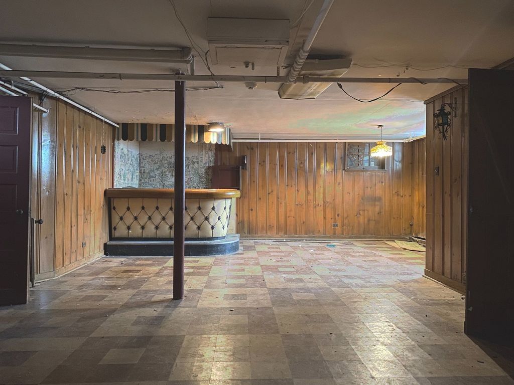 Image 11 of property listing at 3320 W Ardmore Avenue, Chicago, IL 60659