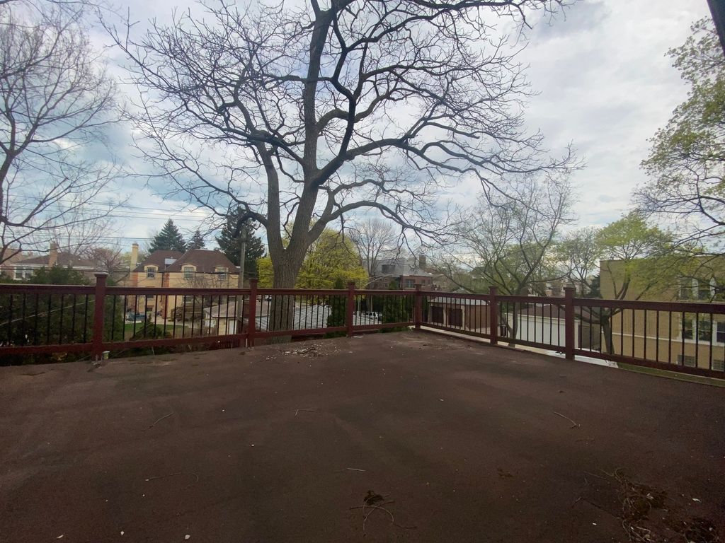 Image 12 of property listing at 3320 W Ardmore Avenue, Chicago, IL 60659