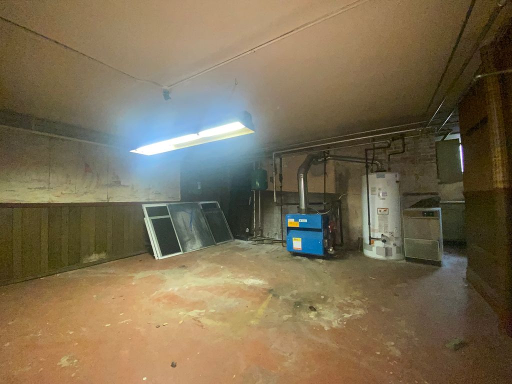 Image 13 of property listing at 3320 W Ardmore Avenue, Chicago, IL 60659