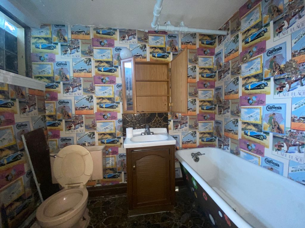 Image 14 of property listing at 3320 W Ardmore Avenue, Chicago, IL 60659