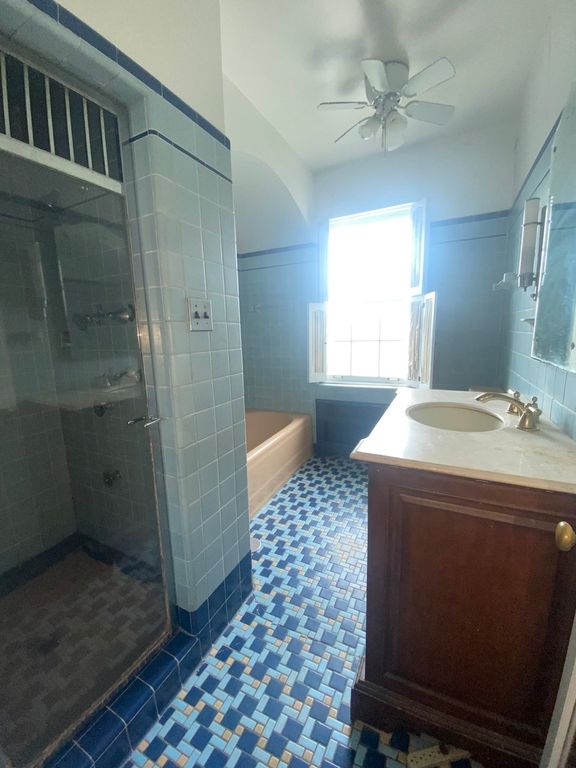 Image 15 of property listing at 3320 W Ardmore Avenue, Chicago, IL 60659