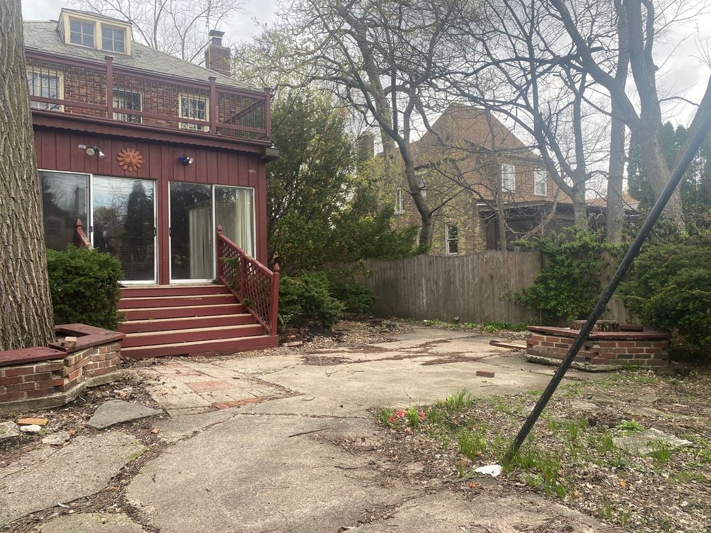 Image 16 of property listing at 3320 W Ardmore Avenue, Chicago, IL 60659
