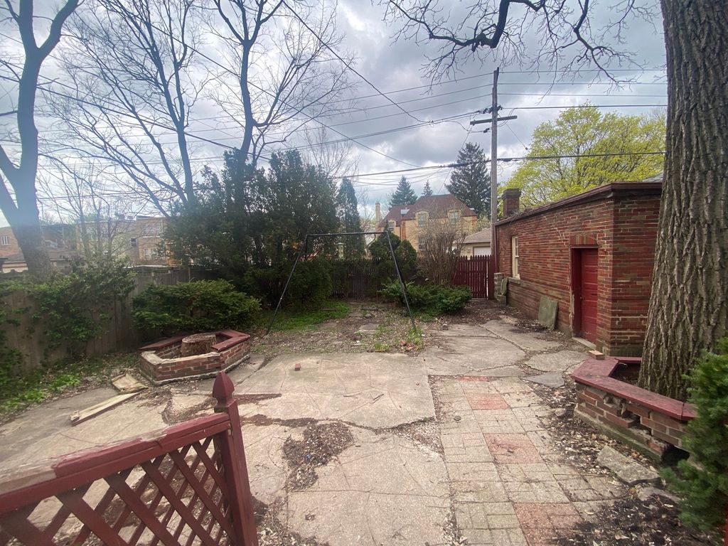 Image 17 of property listing at 3320 W Ardmore Avenue, Chicago, IL 60659