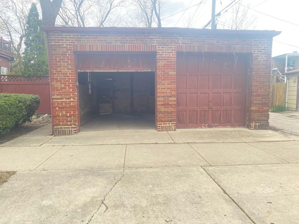 Image 18 of property listing at 3320 W Ardmore Avenue, Chicago, IL 60659