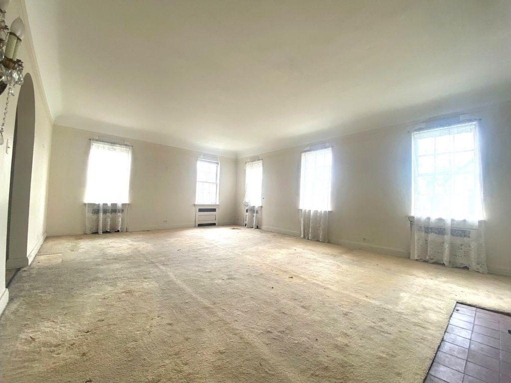 Image 3 of property listing at 3320 W Ardmore Avenue, Chicago, IL 60659