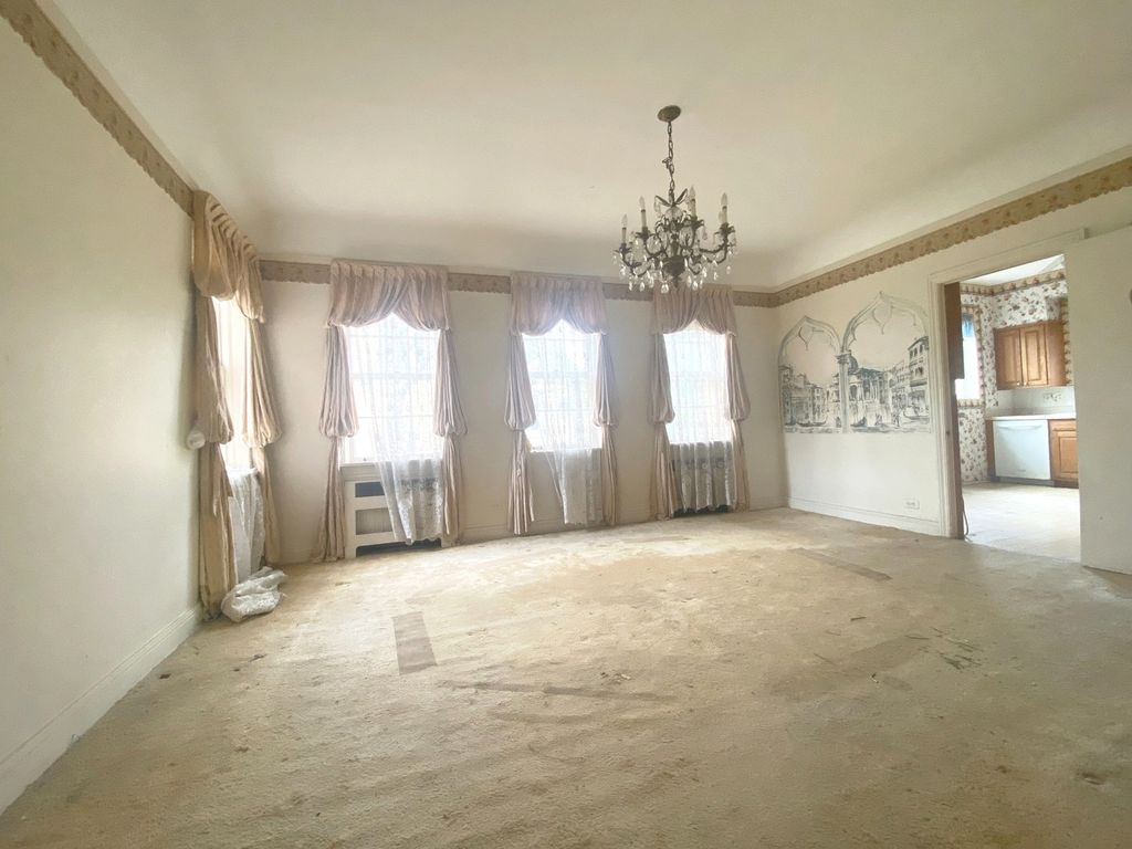 Image 4 of property listing at 3320 W Ardmore Avenue, Chicago, IL 60659
