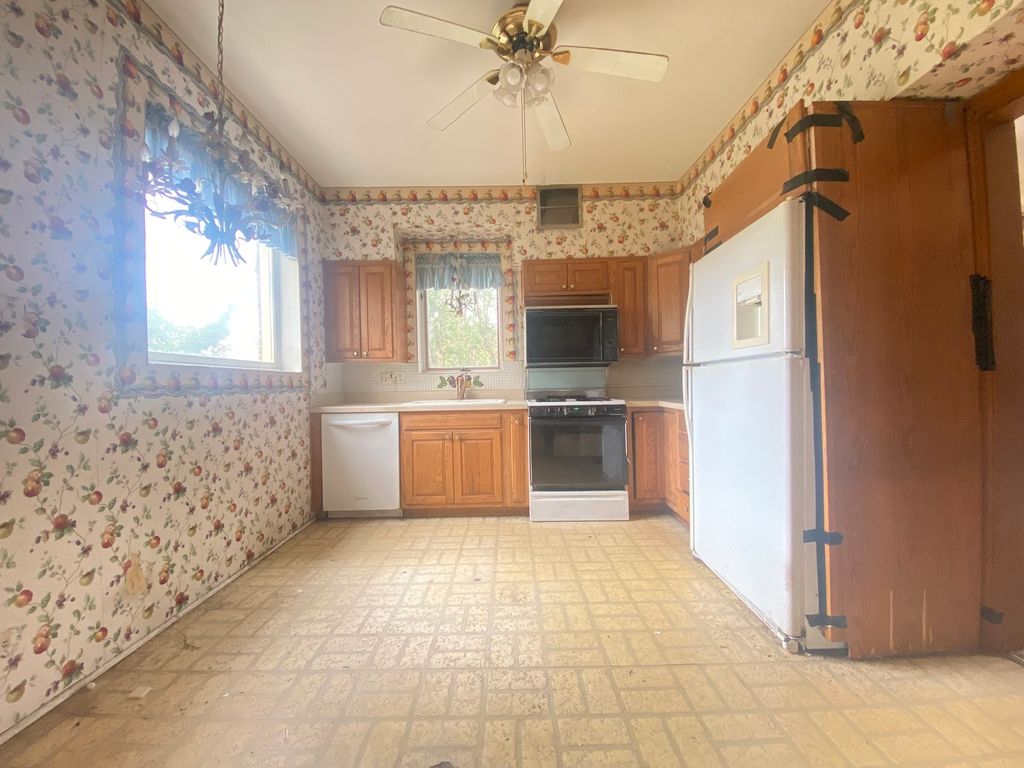 Image 5 of property listing at 3320 W Ardmore Avenue, Chicago, IL 60659