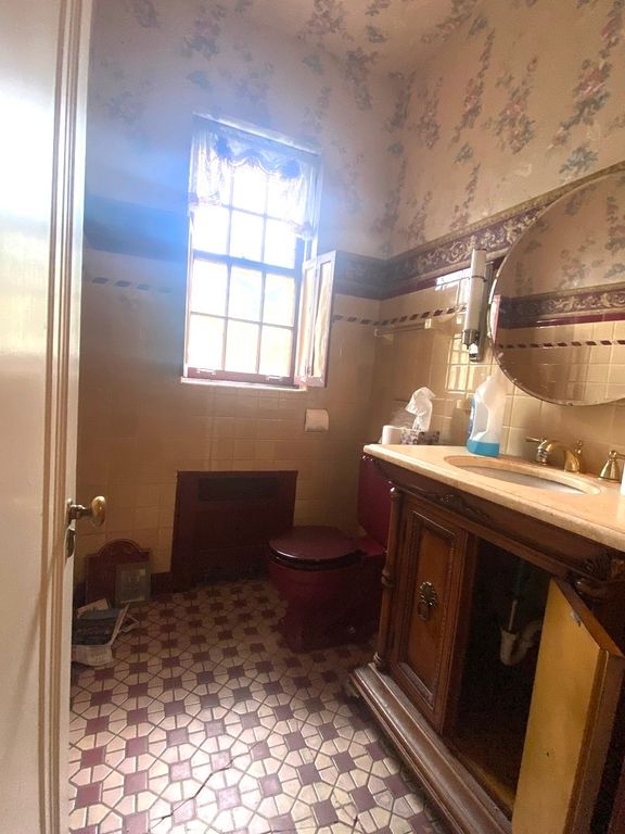 Image 6 of property listing at 3320 W Ardmore Avenue, Chicago, IL 60659