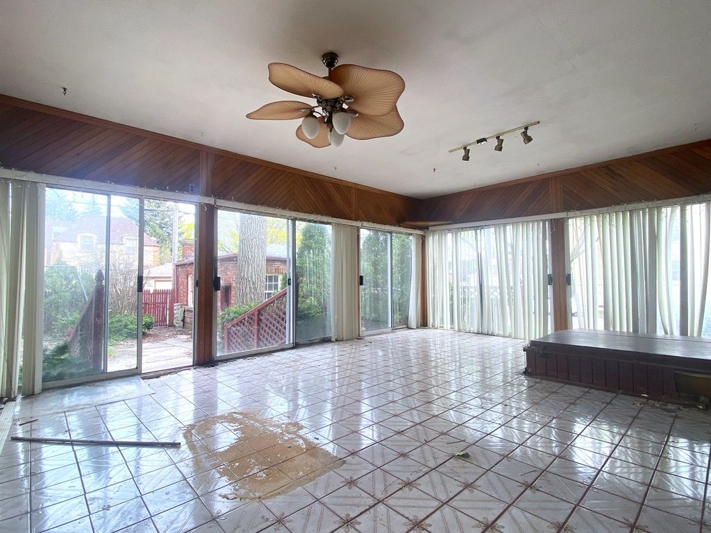 Image 7 of property listing at 3320 W Ardmore Avenue, Chicago, IL 60659