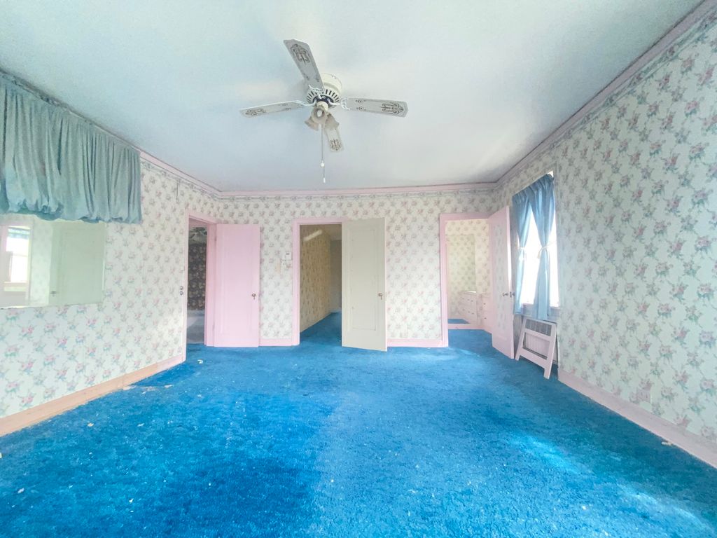 Image 8 of property listing at 3320 W Ardmore Avenue, Chicago, IL 60659