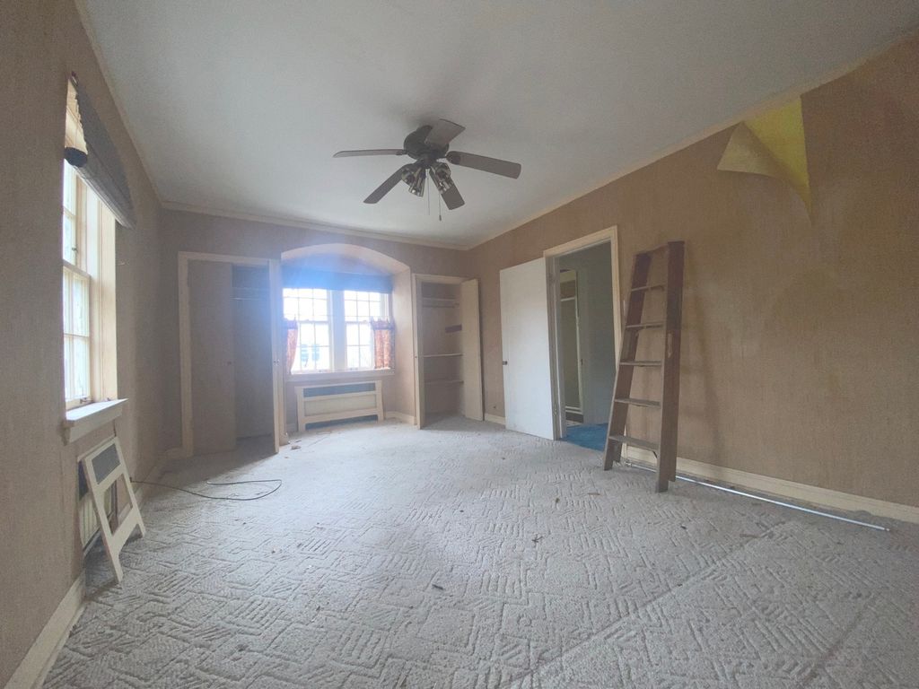 Image 9 of property listing at 3320 W Ardmore Avenue, Chicago, IL 60659