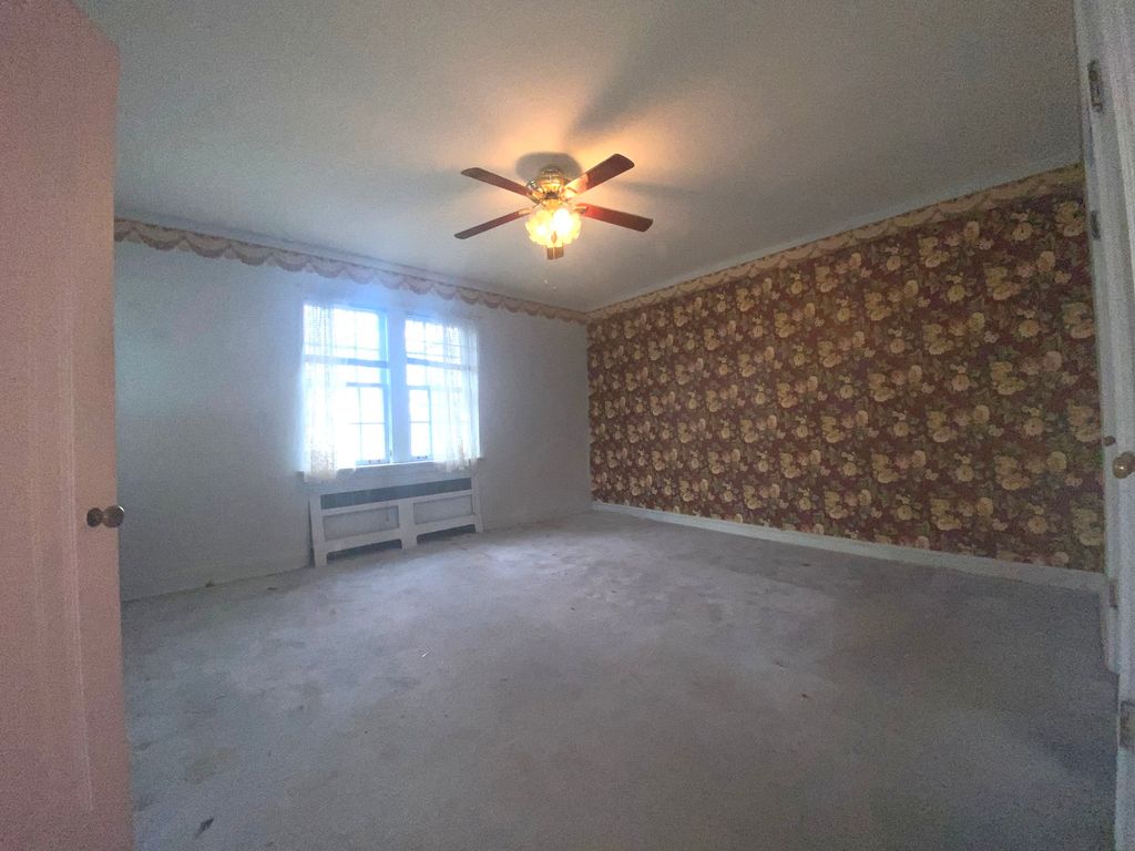 Image 10 of property listing at 3320 W Ardmore Avenue, Chicago, IL 60659