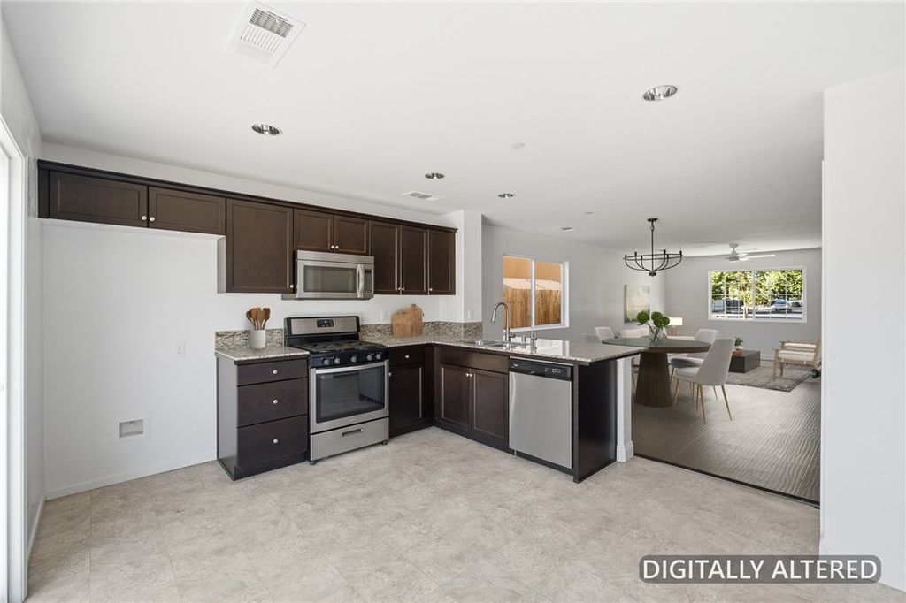 Image 4 of property listing at 1799 Capistrano, Tulare, CA 93274