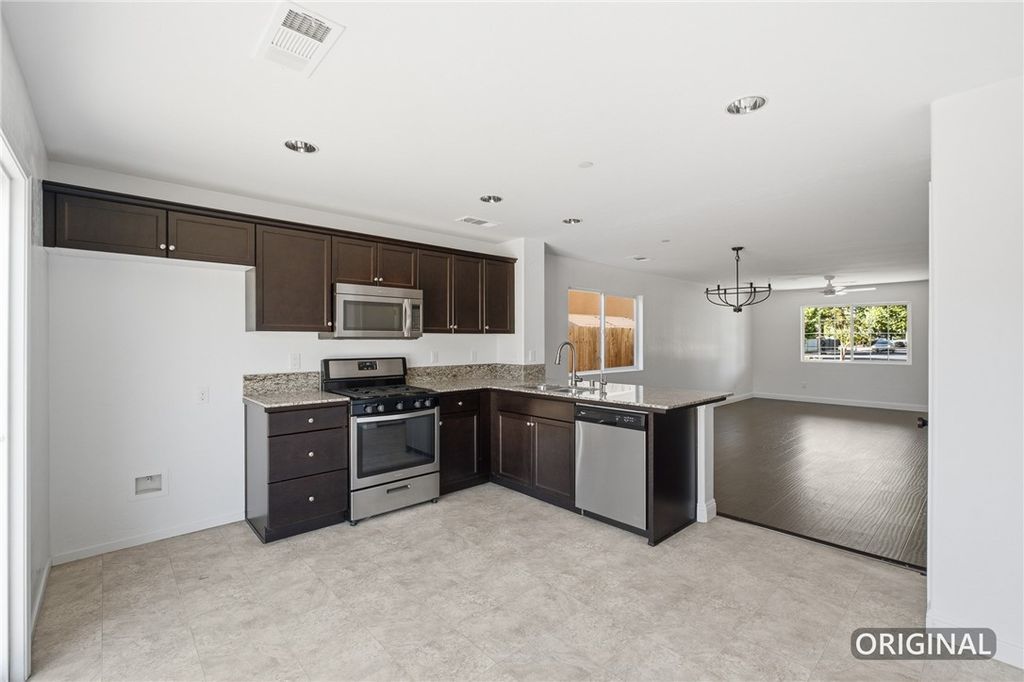 Image 5 of property listing at 1799 Capistrano, Tulare, CA 93274