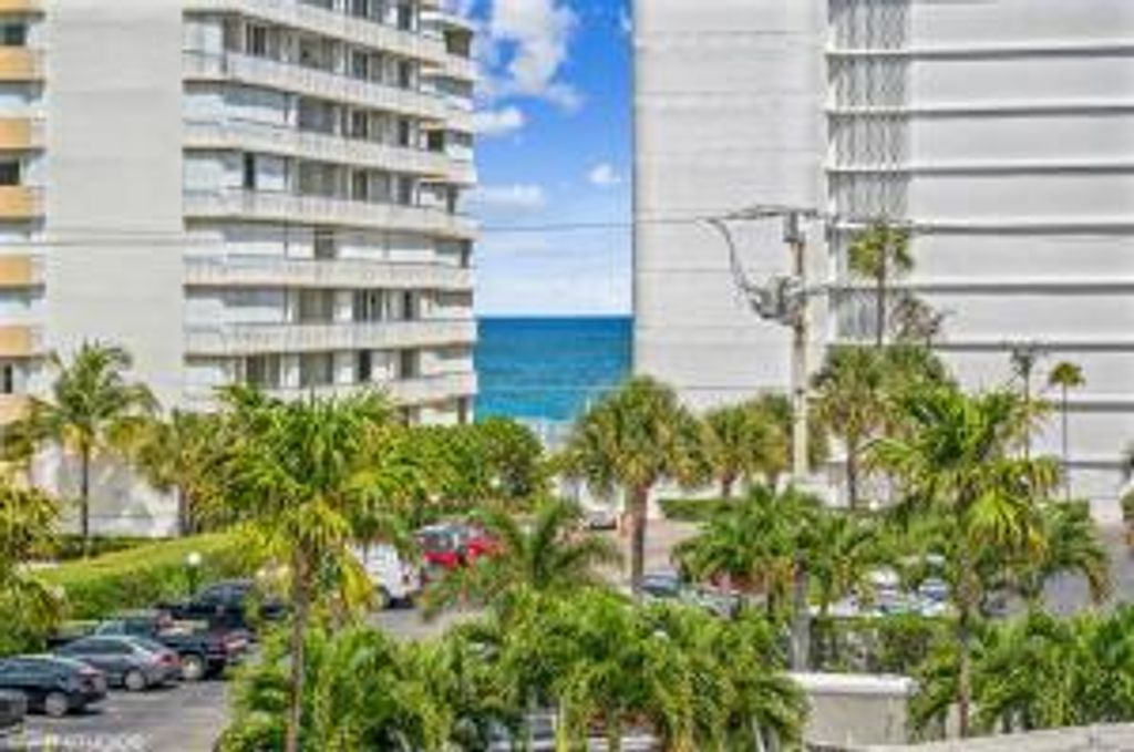 3589 S Ocean Boulevard 402, South Palm Beach, FL 33480