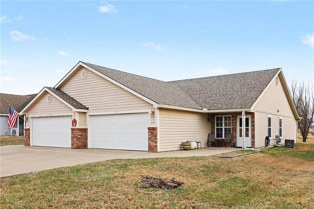 1114 Pebble Beach Lane, Ottawa, KS 66067